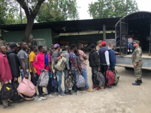 Ejército detuvo a 80 haitianos  indocumentados  en Valverde
