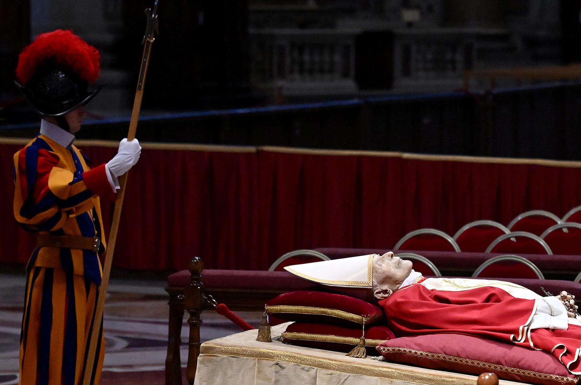 Abre la capilla ardiente de Benedicto XVI