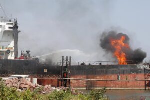 Al menos 1 muerto y 4 heridos en una explosión en un petrolero en Tailandia