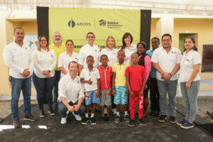 Argos Dominicana construye viviendas en San Cristobal