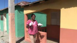 Azua, mujer de escasos recursos no pide casa ni lujos, sino una nevera