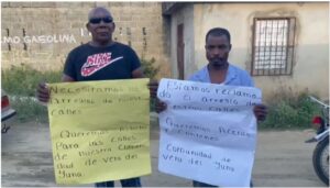 Bloquean carretera principal, en Sánchez Ramírez por falta de asfalto.