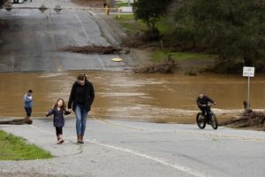 California sigue en alerta por las tormentas que dejan ya 14 muertos