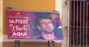 “Salpique aquí”: Usan cara de Gerard Piqué para tirar chicles masticados 