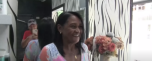 Mujer que se puso de rodillas para pedirle una nevera al presidentes sigue recibiendo ayudas