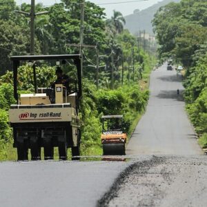 Funcionarios supervisan avances de la carretera Hato Mayor-Sabana de La Mar 