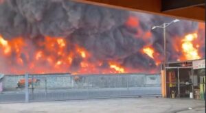 Continúan labores para remover escombros tras incendio en depósito de gomas en El Almirante