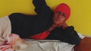 Joven con problemas mentales que deambula en Los Cajuiles preocupa a moradores    