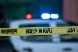 Mujer murió aplastada por su auto tras bajar a revisarlo por fallo eléctrico en Edomex