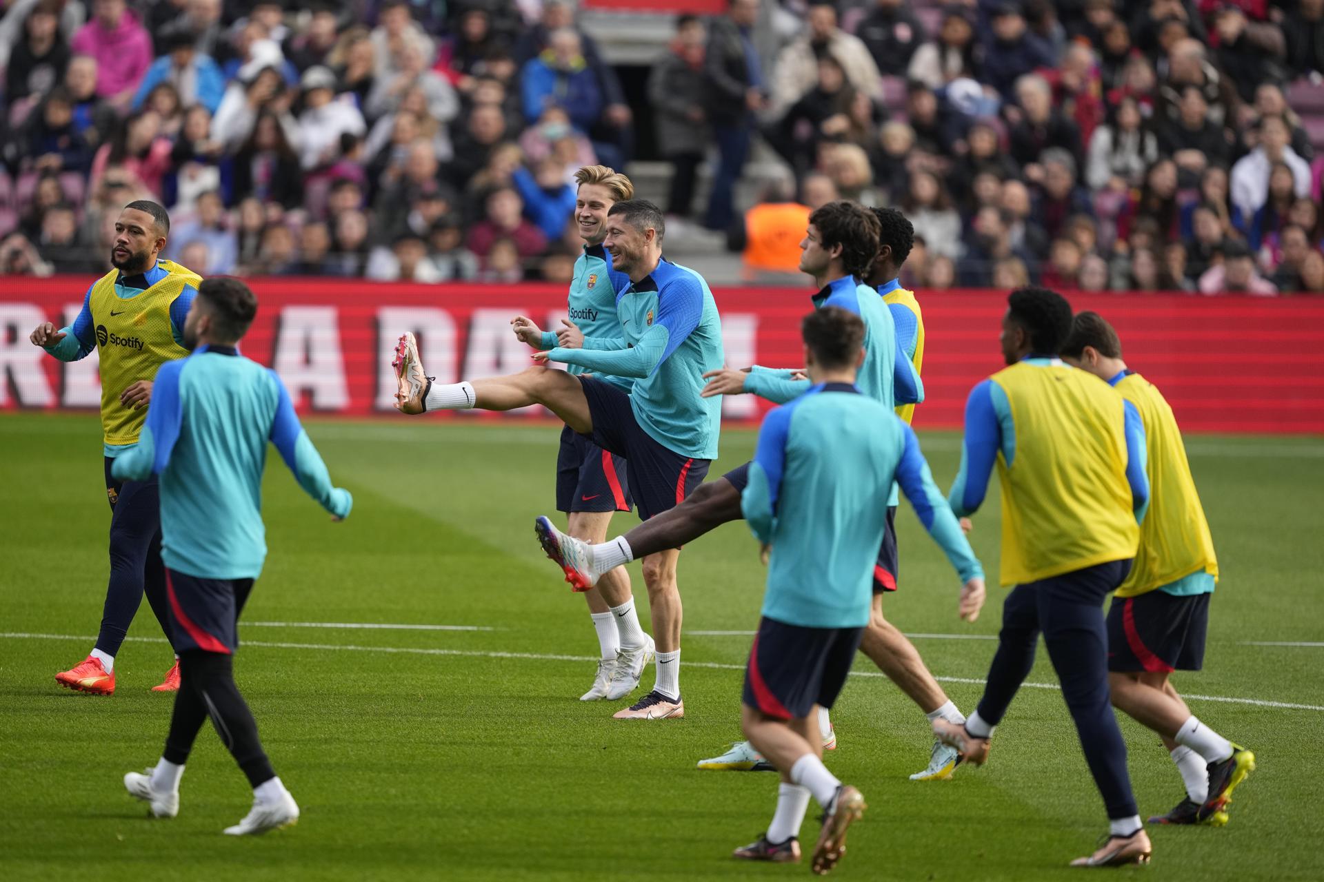 El Barça se entrena en el Spotify Camp Nou ante más de 15.000 espectadores