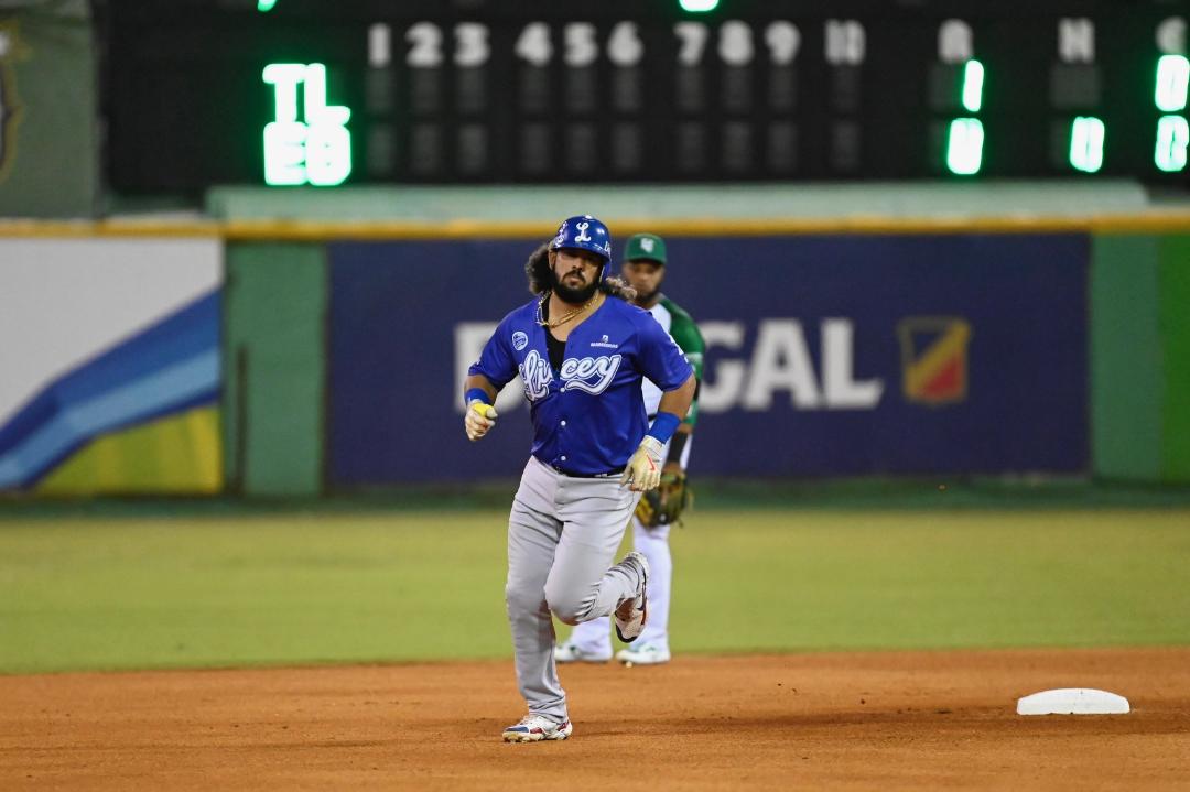 Estrellas en jaque; Hall y Alfaro ponen al Licey a una victoria de la corona 23