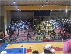 Fanáticos vandalizan Palacio de los Deportes de Barahona