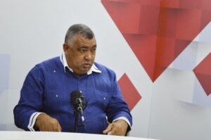 Antonio Infante enfrenta policías del destacamento de Los Frailes