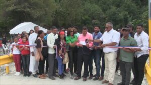 Ante la ausencia del gobierno central ayuntamiento y comunidad construyen puente 
