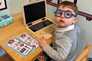 Niño de 4 años aprendió a leer por sí mismo a los 2 y cuenta hasta 100 en 7 idiomas 
