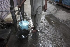 Un hombre llena unos cubos de agua en una fuente en un mercado en Amritsar (India), en una fotografía de archivo. EFE/ Raminder Pal Singh