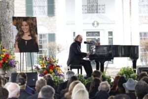 Lisa Marie Presley es despedida con un funeral público en Graceland

