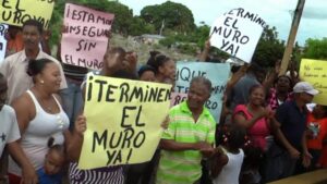 Reclaman construcción de puentes y muros de gaviones en comunidades de Moca 
