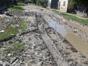 En Villa La Mata a falta de calles y electrificación protestan con bloqueo de carretera principal 