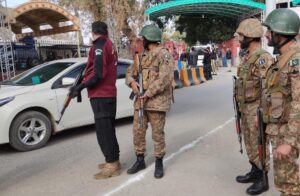 Mueren 32 policías en el ataque suicida a una mezquita en Pakistán