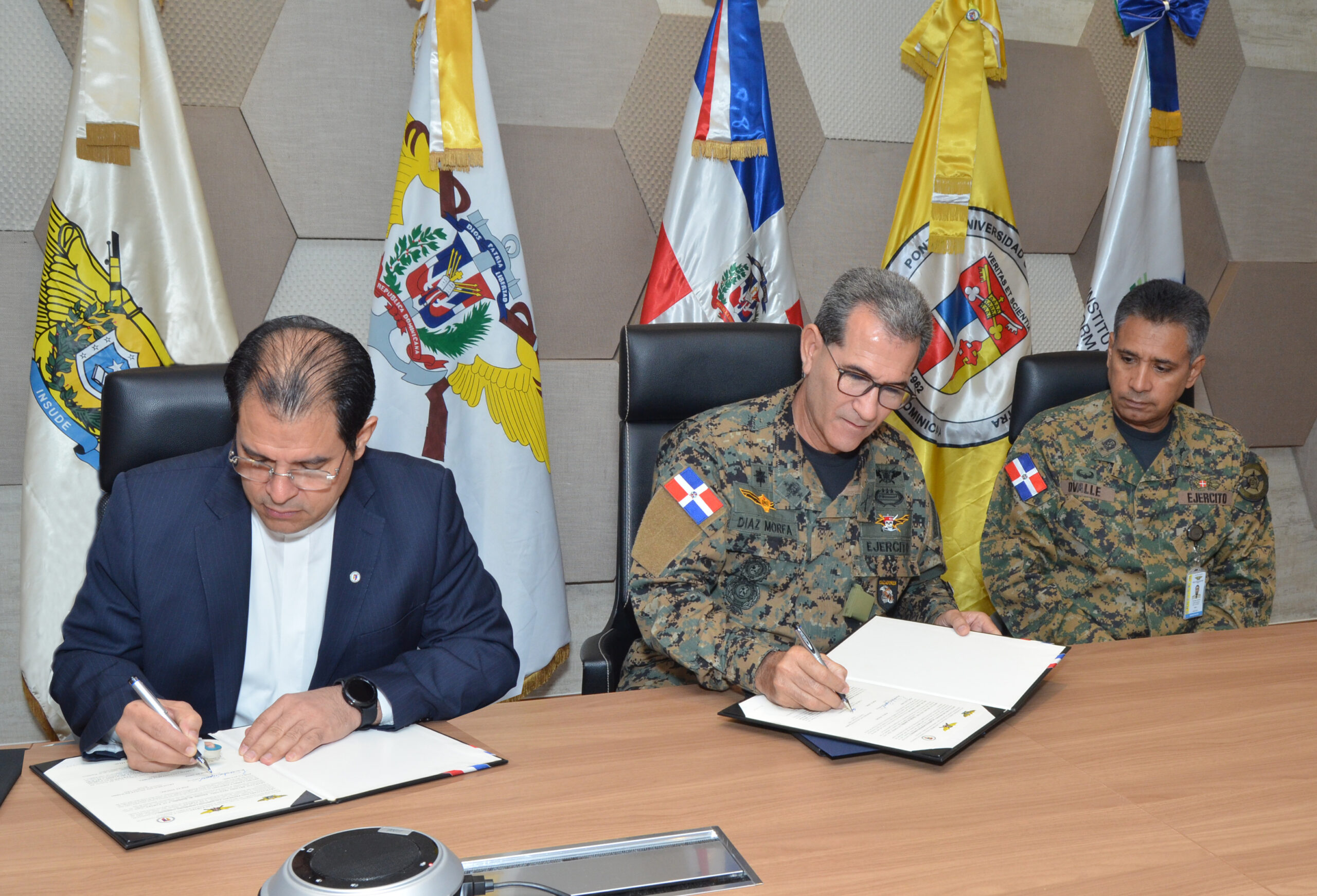 PUCMM dará facilidades de becas a militares
