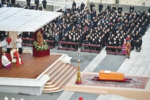 Francisco destaca la sabiduría, la delicadeza y la entrega de Benedicto XVI