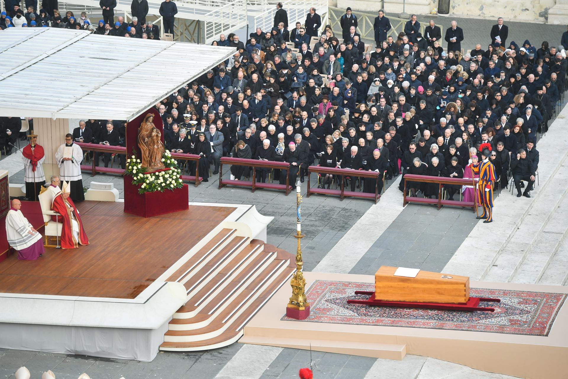 Francisco destaca la sabiduría, la delicadeza y la entrega de Benedicto XVI