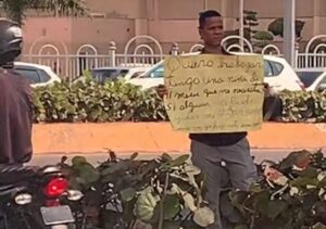 Pidió empleo con un cartel en la calle, le llovieron ofertas y ya tiene trabajo
