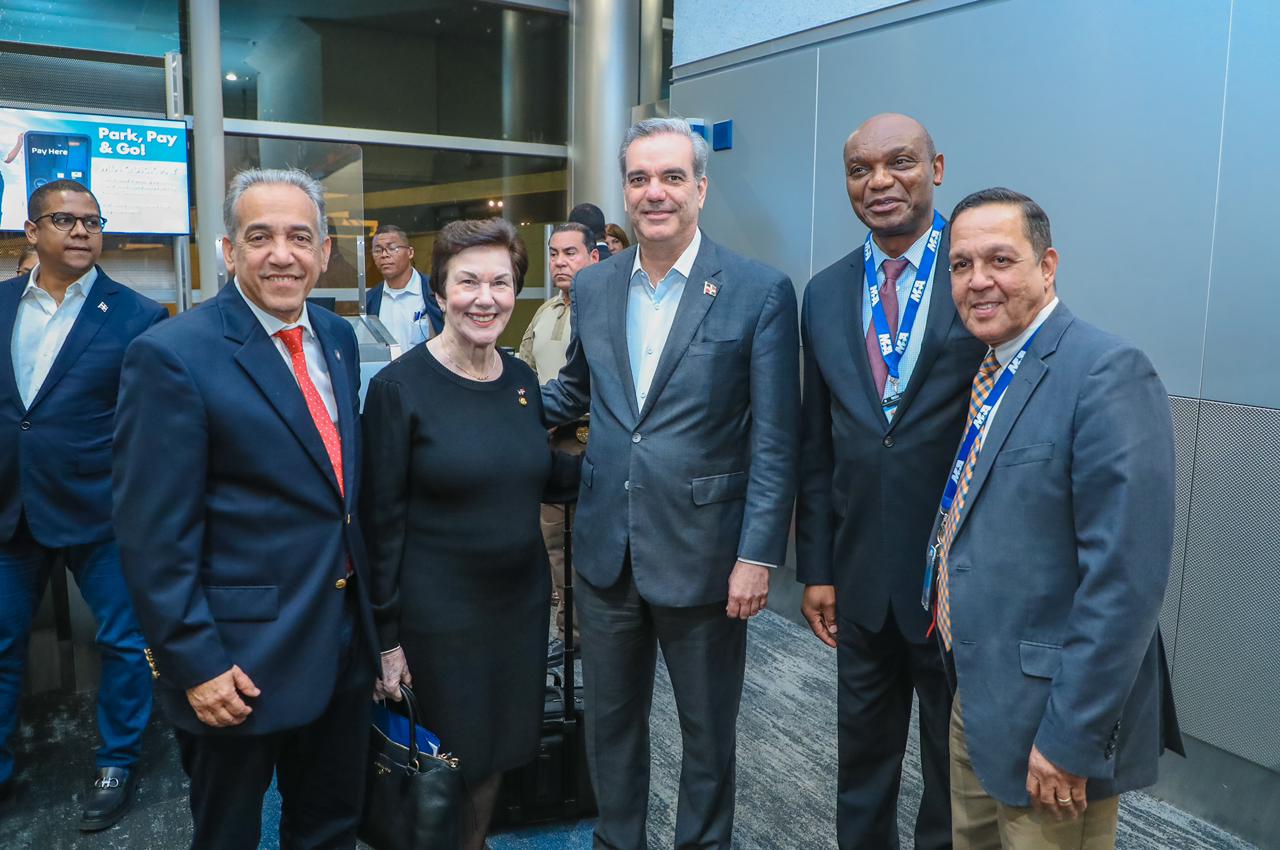 Presidente Abinader llega a Miami para asistir a varias actividades