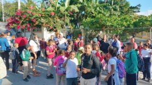 Padres cierran escuela en Nagua en protesta por falta de conserje