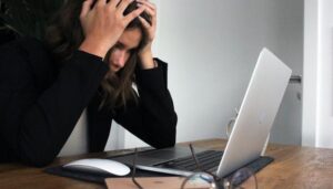 Estudio asocia la procrastinación con el desarrollo de problemas de salud mental y física