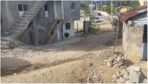 Reclaman aceras, contenes y calles en el sector Alto de la Batata, Cotuí
