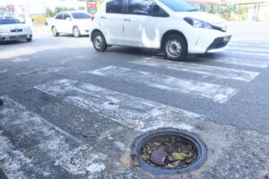 Residentes en Catey denuncian desbordamiento de una cloaca; temen enfermar