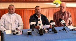 Denuncian uso de escuelas públicas para promover explotación minera en San Juan 