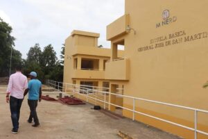 Desagüe de escuela inconcluso en Villa Verde expone a estudiantes y residentes