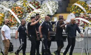 Último adiós a Pelé: miles despiden a la leyenda del fútbol de Brasil  