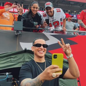 Video: esto es lo que hace Daddy Yankee con el teléfono de sus fanáticos