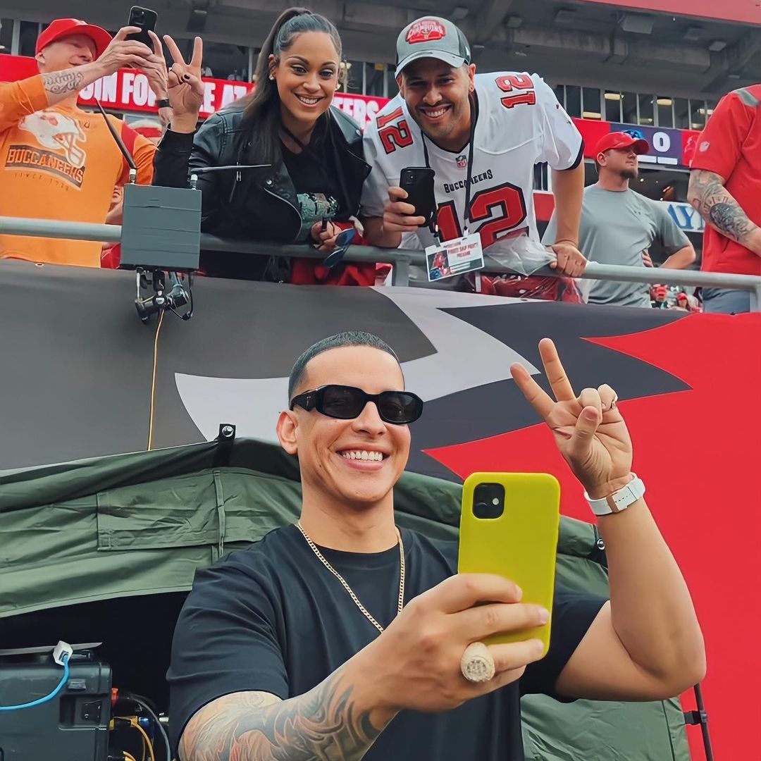 Video: esto es lo que hace Daddy Yankee con el teléfono de sus fanáticos
