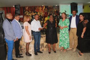 Asociación Hatomayorenses Amigos entrega vivienda y reconoce personalidades