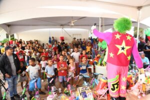 Gobernadora Rosa Santos celebra “Día de Reyes” con la entrega de juguetes en Santiago 