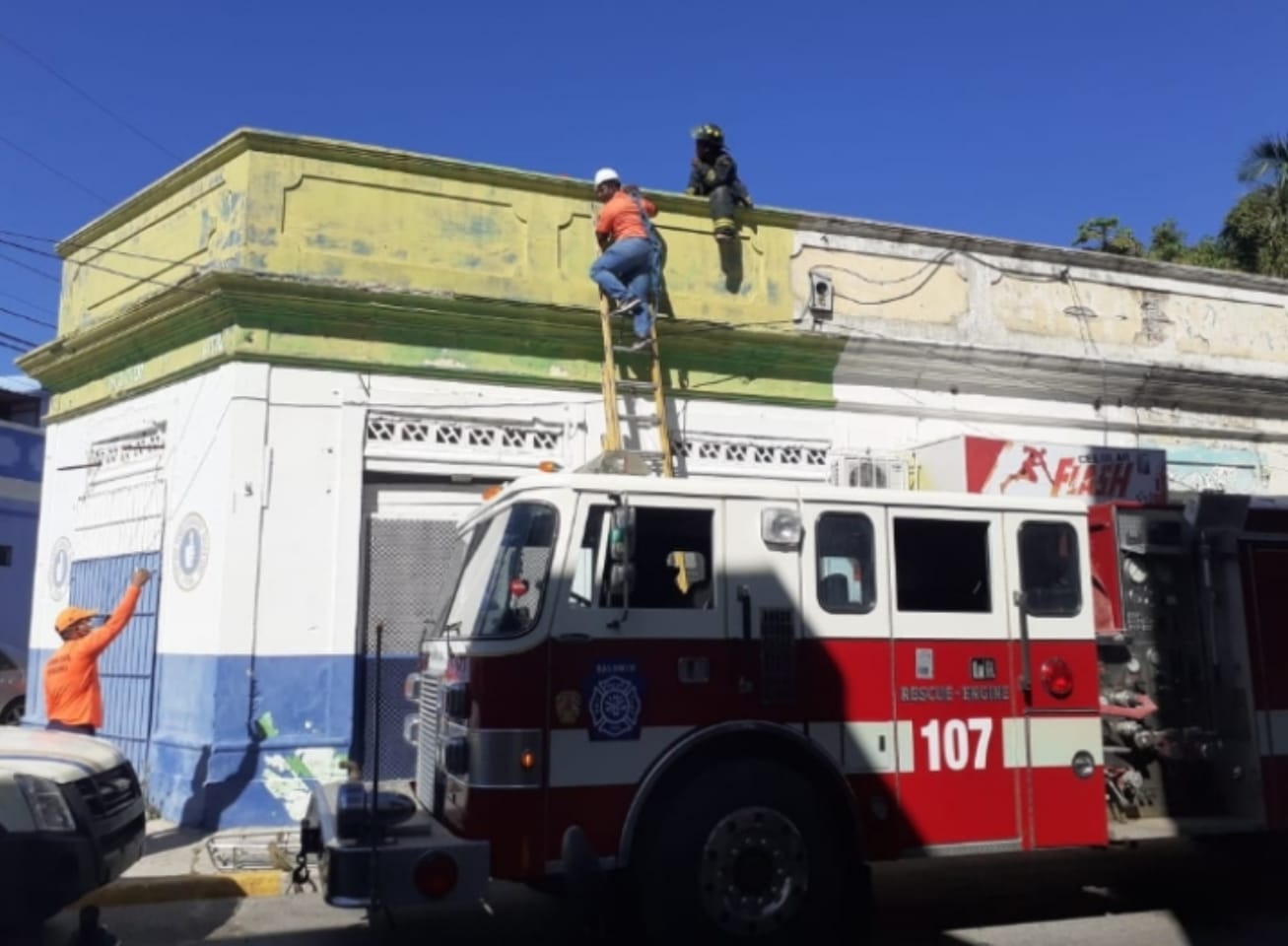 Encuentran cadáver en descomposición en azotea de negocio en Barahona