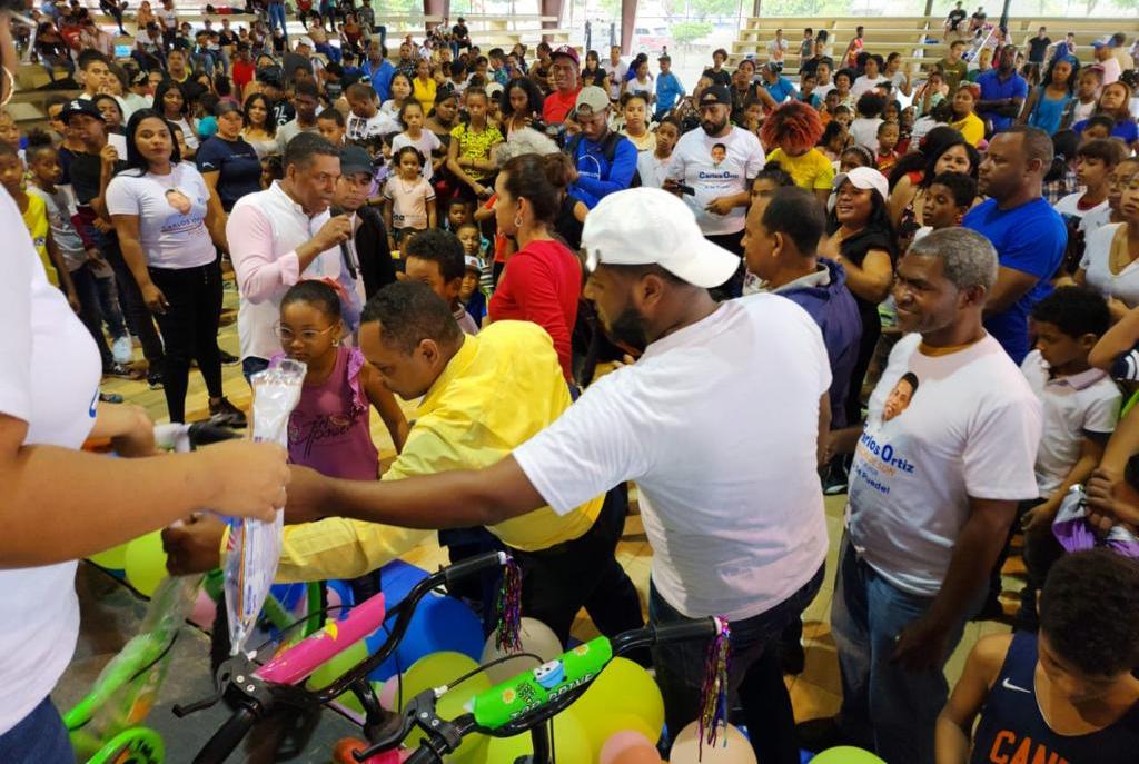 Aspirante alcalde del PRM Carlos Ortiz realiza entrega de juguetes a miles de niños de Santo Domingo Norte 
