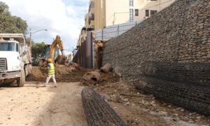 Funcionarios supervisan obras del Gobierno en Santiago         