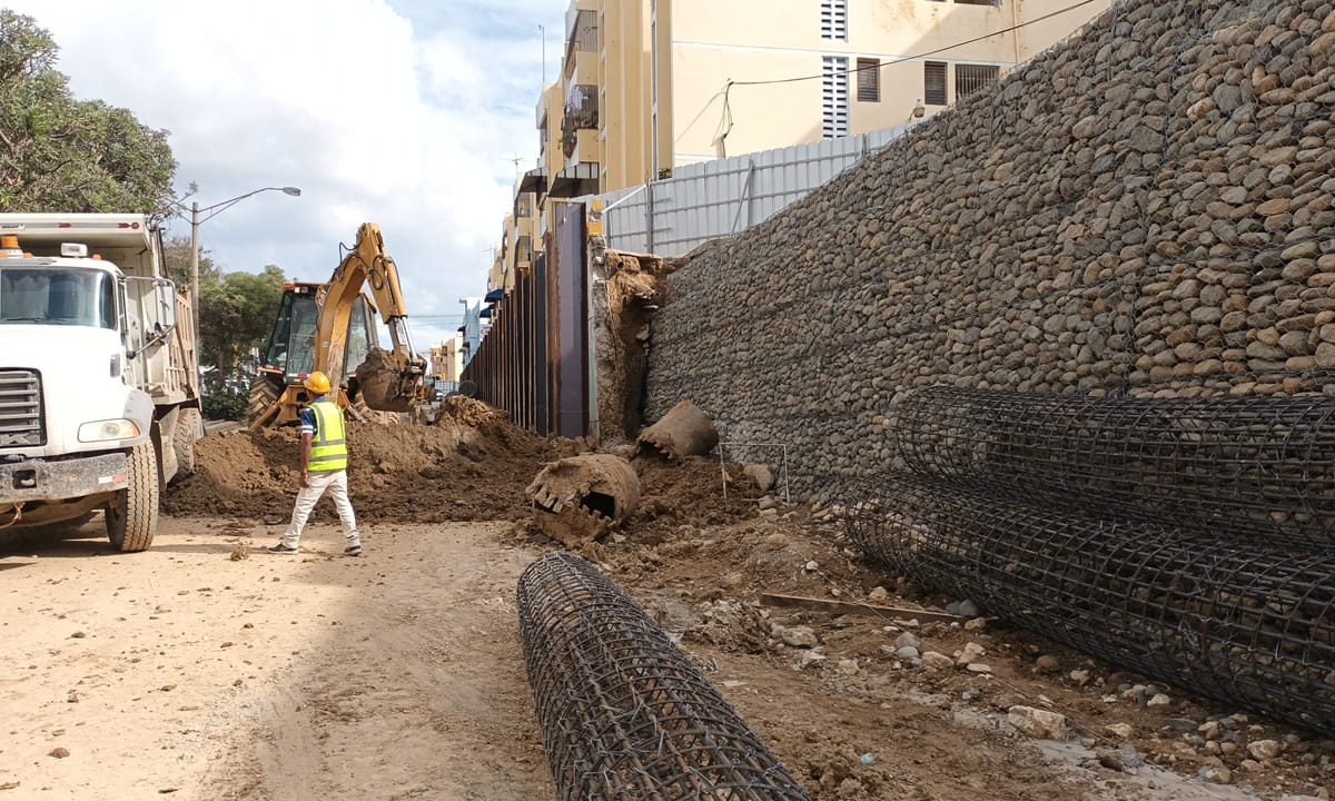 Funcionarios supervisan obras del Gobierno en Santiago         