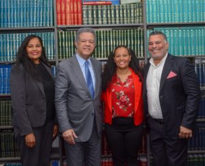 Ejecutiva de Amazon visita a Leonel Fernández y  agradece apoyo al otorgarle beca