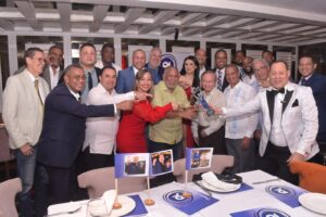 Franklin Mirabal llora al recibir premio de 
