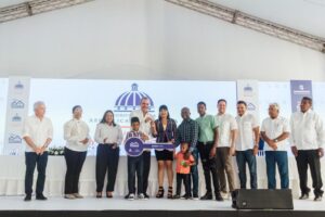 Presidente Abinader y el MIVED entregan 100 apartamentos en “Mi Vivienda Hato Nuevo”