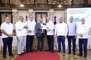 Abinader entrega cheques a productores ganaderos y agrícolas por más de RD$13 millones 

