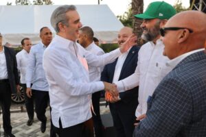 Abinader inaugura nuevas obras en San Pedro de Macorís y entrega certificados de título 