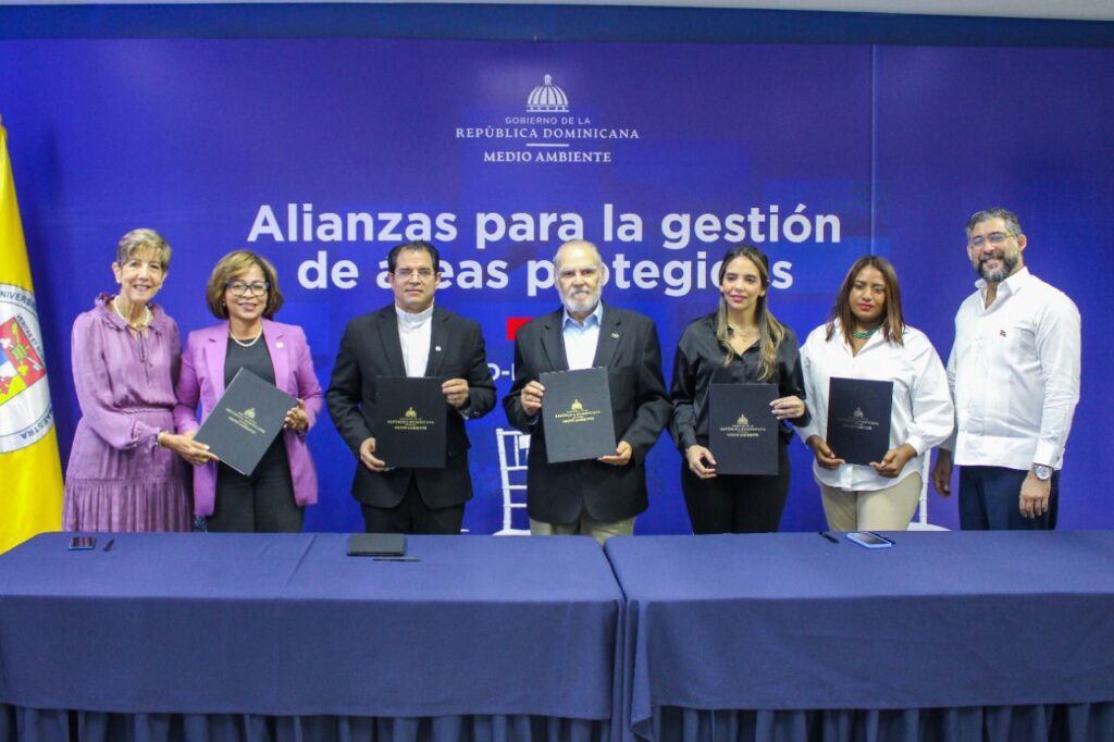 Medio Ambiente firma acuerdo de comanejo Bahía de Luperón